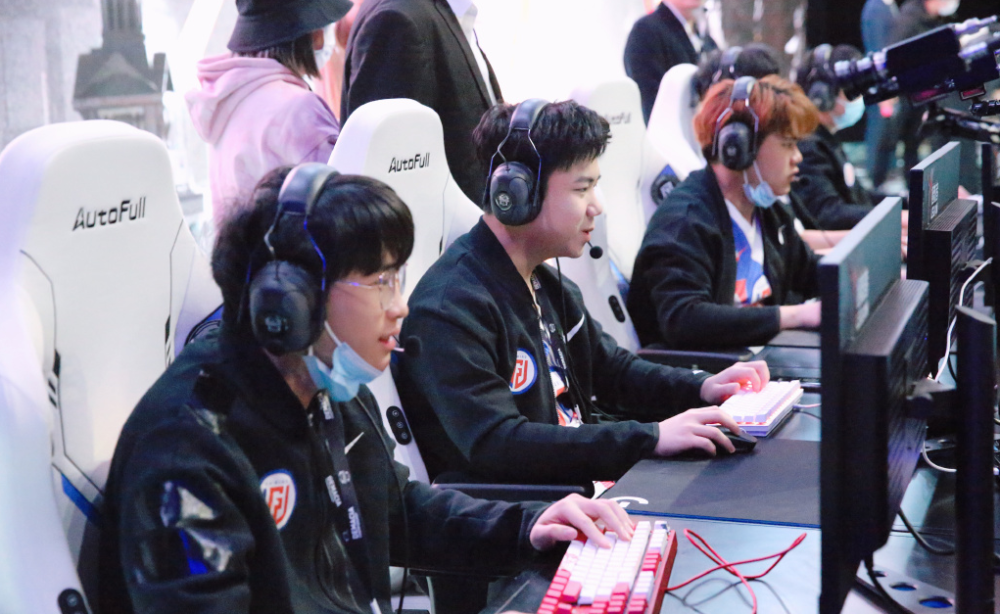 EDG血洗TSM，Zeus团战一打五激烈交锋入围赛，强势挺进下一轮的简单介绍